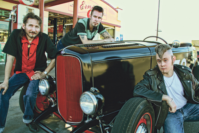 Sammy Savolaisen (kesk.) lisäksi King Drapesissa soittavat rumpali Jouko ”Wild Man” Huhtala (vas.) ja basisti Jani ”Slap Man” Kallila. (oik.)