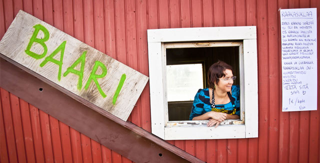 Petra Jyrkäs Pasilan veturitallien sissiviljelmillä toisena Ravintolapäivänä 21.8.2011 sijainneen Ravintola Kääntöpöydän baarissa.