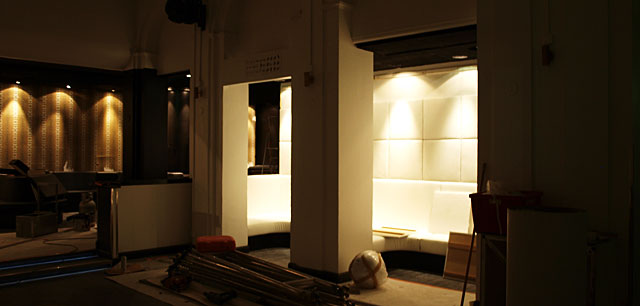 Sisäänkäyntiaula on valkoinen.