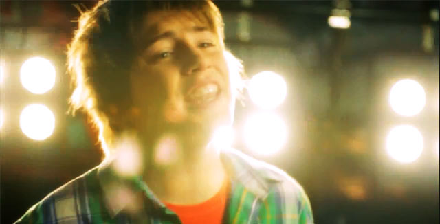 Robin menetti kaverinsa skedetytölle, mutta pääsi skeittaamaan sen isosiskon kanssa.