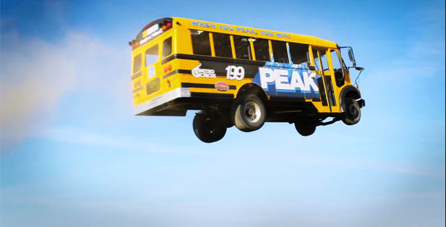 Nitro Circus lentää bussilla.