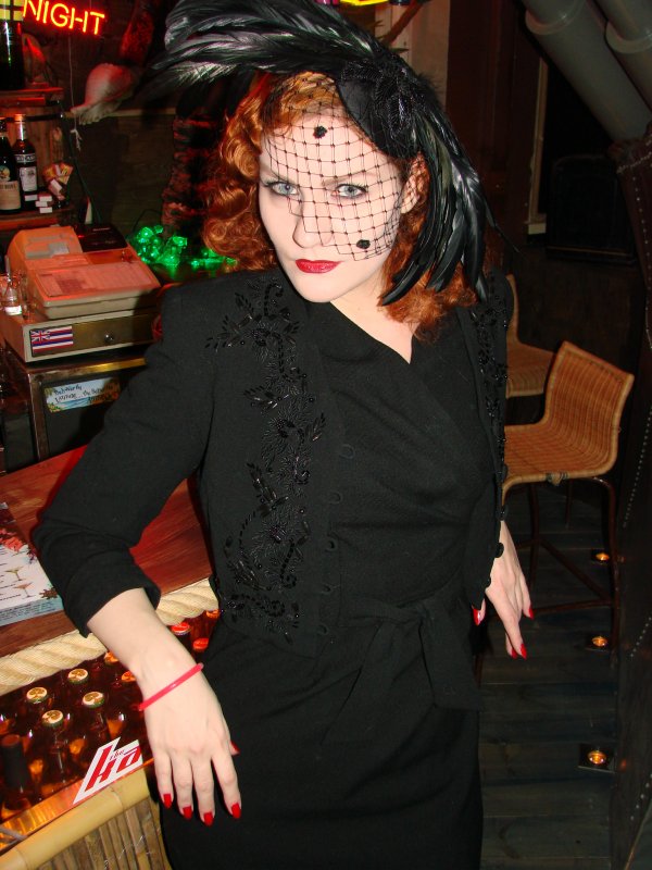 Navy Jerry’s Rum Bar 1.2. Fiona Timantti nukkuu rullat päässä. Ei ihme, jos on pää pyörällä!