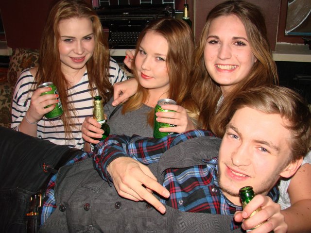 Navy Jerry’s Rum Bar 1.2. Juhani, 20, pääsi kaverusten Annikan, 20, Lunan, 20, ja Kaisan, 20, syliin. Ja juomatarjoilukin toimii!