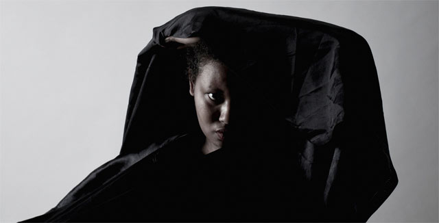 Mirel Wagner saa näytönpaikan rapakon takana.