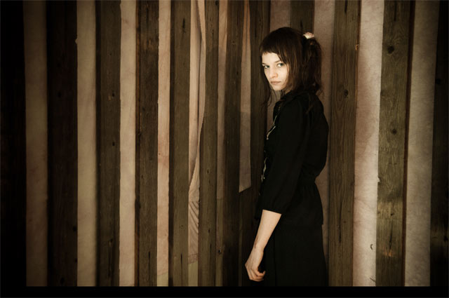 Eleanoora Rosenholmista tuttu Noora Tommila esittää omia biisejään Korjaamon ilmaiskeikalla.