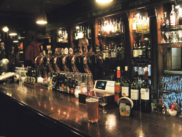 Baarimikko Henri Kuisma yritti sulautua taustaan parhaansa mukaan.