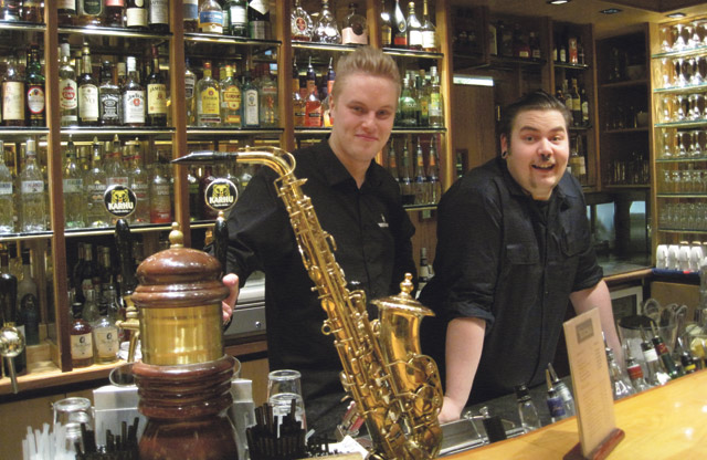 Baarimikot Ville (vas.) ja Jani velmuilevat asiakkaille.