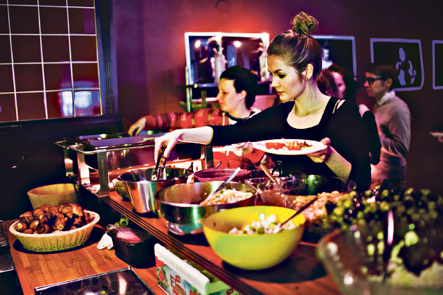 Reetta (edessä) ja Riikka nauttivat Pacificon tunnelmallisesta brunssista.