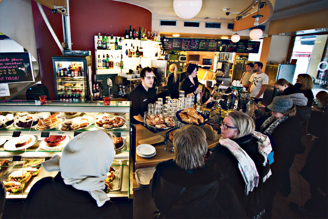 Cafe Javassa riittää väkeä.