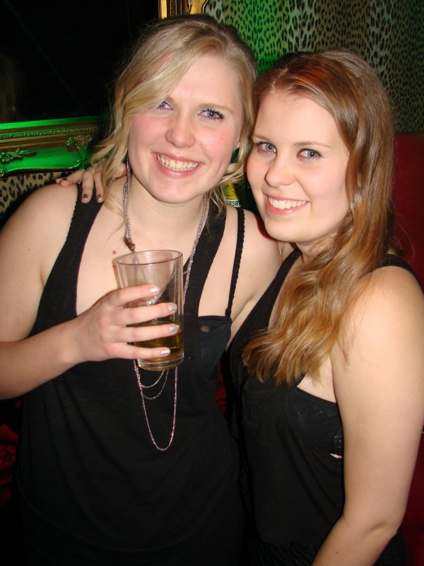 Fredan Tivoli 3.3. Opiskelijat Ina, 19, ja Jennifer, 18. Women in black.