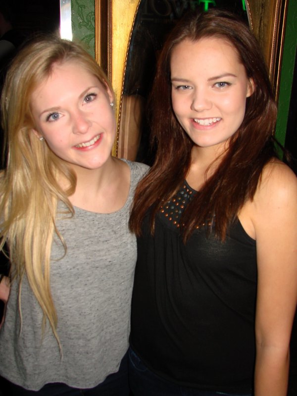 Fredan Tivoli 3.3. Lukiolaiset Aino, 19, ja Emmi, 19: ”Me ei etitä mitään!” Lienevät Löytäneen tyttöjä.