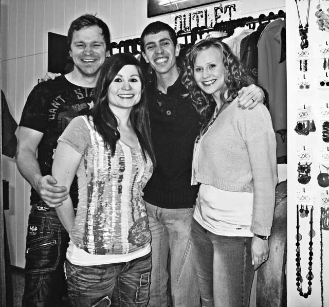 Petri Skinnari (vasemmalla), Tiina Ronkainen, Santiago Osorio Alzate ja Laura Mäkituomas pyörittävät yrityksiään samassa kivijalkaliikkeessä.