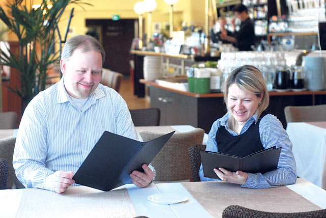 Tillikan Timo Nikkilä ja SOK:n Saija Mattila uskovat, että Tillikka säilyttää asemansa perinteisenä kansankuppilana.