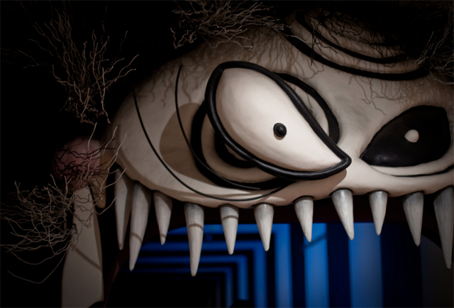 Tim Burton -näyttelyn sisäänkäynti näytti tällaiselta New Yorkin modernin taiteen museossa 22.11.2009-26.4.2010. Itse näyttelyssä kuvaaminen oli kiellettyä. Näyttely saapuu Pariisiin keväällä 2012.