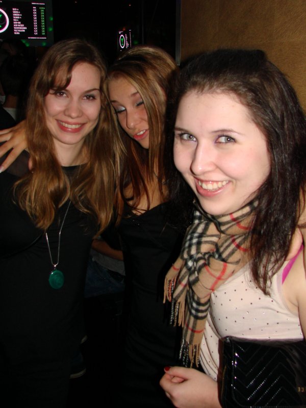 Baarikärpänen 30.3. Abit Isabella, 18, Jenni, 18, ja Julia, 18. Abina on hauskaa.