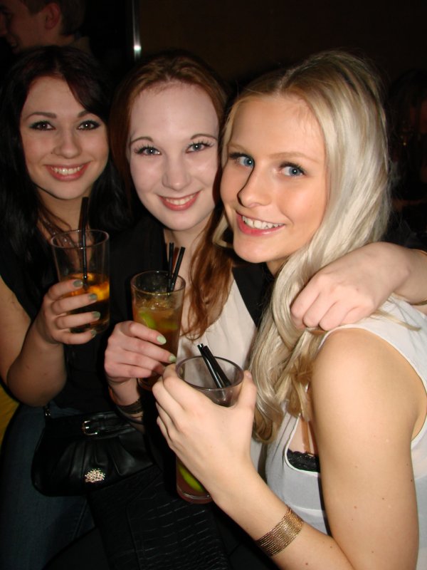 Baarikärpänen 30.3. Opiskelijat Mira, 18, Laura, 18, ja Saara, 19. Jokaiselle jotakin.