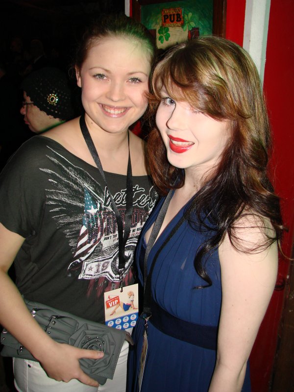 Zetor 18.4. Kätilöksi opiskeleva Ella, 22, ja korvauskäsittelijä Petra, 18. Petra ei toimi korvien parissa.