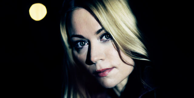 Anna Eriksson päivitti musiikkityyliään ja tuuletti tuntemuksiaan levy-yhtiöiden toiminnasta.