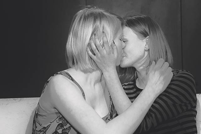 Fucking Åmålin kaarinalaisversiossa syrjäänvetäytyvä Aino (oik., Taru Kumpulainen) rakastuu bileprinsessa Elinaan (Roosa Söderholm).