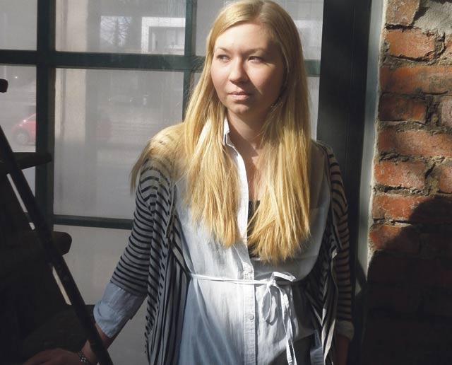 Ensimmäistä kertaa teatterin lavalle nouseva Saara Pitkänen oppi vastanäyttelijältään Heikki Kustilalta muun muassa improvisaatiotaitoja.