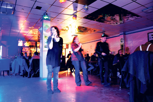 Mari ja Taina revittelevät kitarasoolon aikana. He eivät paljasta sukunimiään eräiden pieleen menneiden treffien vuoksi.