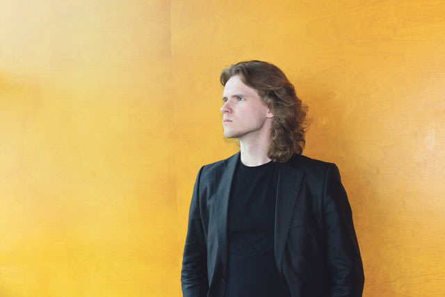 Sdp:n uusi varapuheenjohtaja Eero Vainio, 25, poseeraa ehtaan sosialistisen realismin tyyliin. Kuvittele taustalle punalippu.