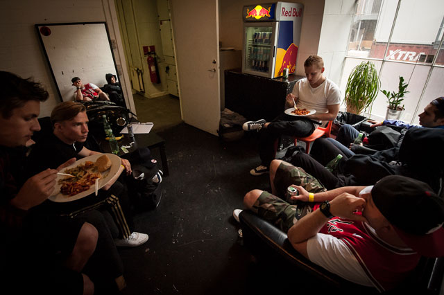 Tunnelma takahuoneessa oli odottava, mutta yllättävän rento.