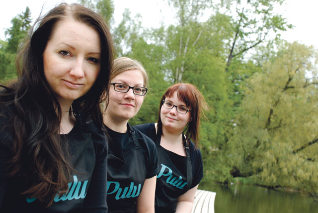 Yrittäjyyttä opiskelevat Annamari Könnölä, Nina Widén ja Maria Ruokonen järjestivät itselleen töitä.