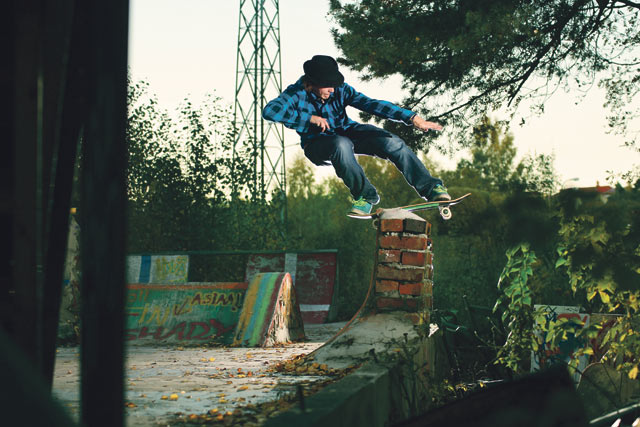 Parikymppiset rullalautailijat rakensivat Tulitikkutehtaan skeittiparkin omilla rahoillaan.