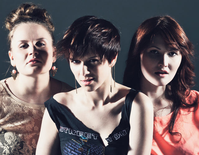 MIAU-kolmikon musiikkimakumenneisyydestä löytyy luurankoja: Anu Kaukola kasvoi Kornin kanssa, Susanna Tikkasella on trip hop -historia ja perverssi kiehtomus elektro-houseen, kun taas Henna Juvonen on viettänyt vakavia kausia Jonna Tervomaan ja Maria