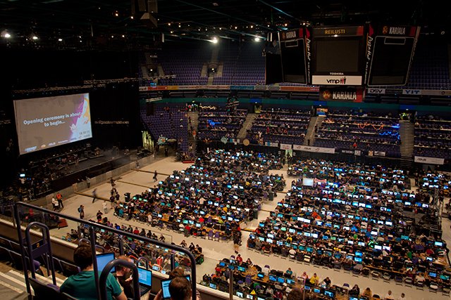 H-hetki lähestyy ja partyväki odottaa valojen sammumista.