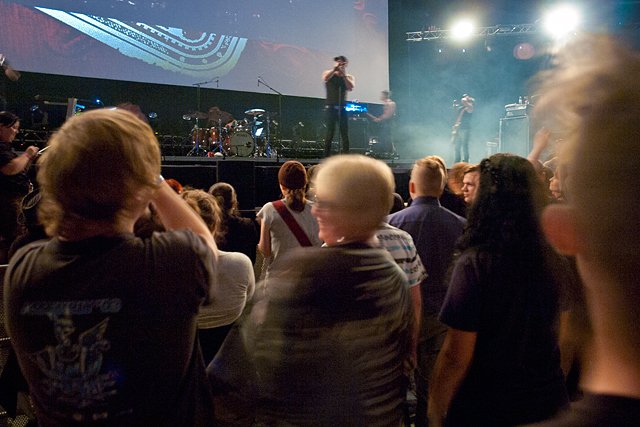 Porukkaa kuuntelemassa Poets of the Fallia.