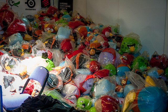 Vihaisia Lintuja kauniisti paketoituna.