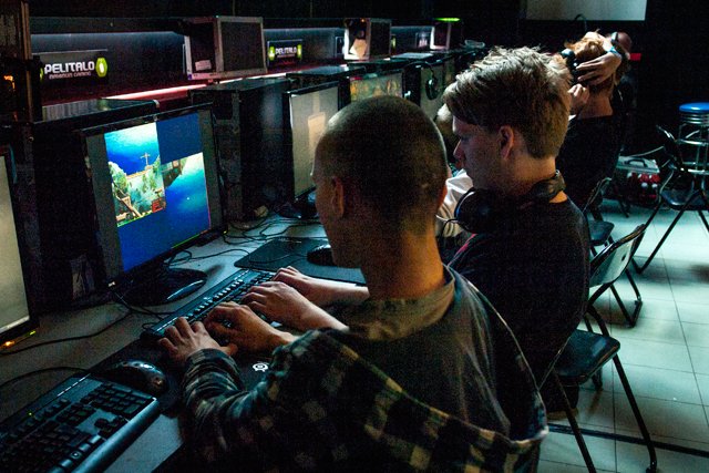 Pelaajia riittää laidasta laitaan.