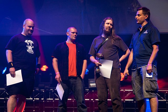 Oldskool-demokisan voittajat rivissä.