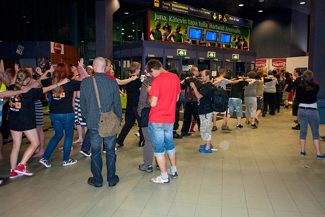 Kaksi pientä elefanttia marssi näin...