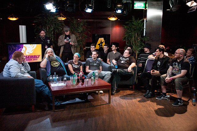 Demo-keskustelun vieraat AssemblyTV:n studiossa.