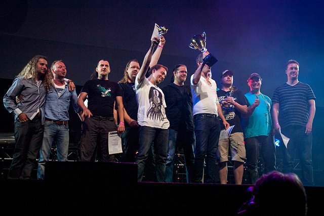 Demokisan voittajat rivissä.