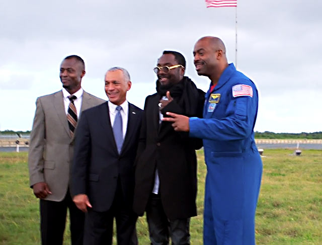 Will.i.am näyttää NASAlle peukkua.