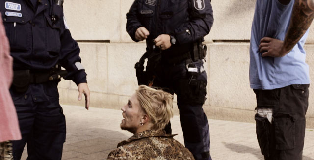 Laukkuvarkaat, aidot ja feikit, varokaa! Poliisisetä hoitaa työnsä Aleksanterinkadulla.