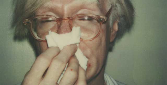 Kuvassa Andy Warhol niistää. Kuvittele ympärille polaroid-reunukset.