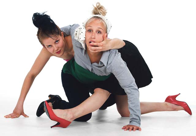 Reetta Kinnari ja Meri-Tuuli Risberg (oik.) esittävät nykytanssiteoksen SNAPSHOT! Art Häme 12 -tapahtumassa.