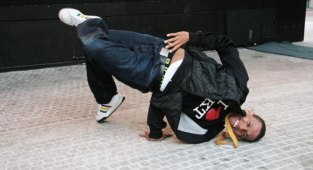 Päälläseisonta betonilla näyttää vaaralliselta. Katutanssien kisaajilla oli pehmeämpi alusta.