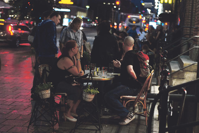 Keskustan öiset terassit eivät vastaa päättäjien haaveita eteläeurooppalaisesta tunnelmasta.