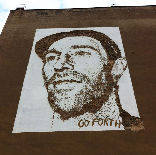 Tämän viisikerroksisen talon seinää koristaa valkoiseen maaliin kaivertamalla tehty kuva.