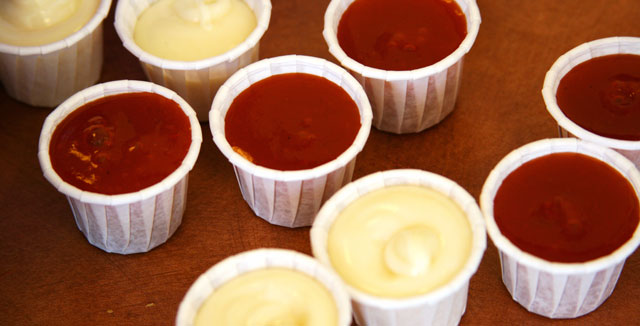 Ei näin. Oikein käytettynä ketsuppikuppi avataan lieriöksi.