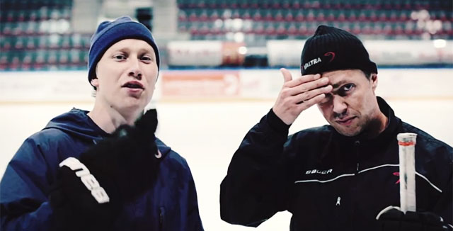 JYPin valmentaja Jyrki Aho pyyhkii hikeä FP:n videolla.