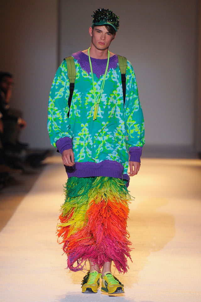 Hyères-pääpalkinnon voittanut mallisto on kuin räjähtänyt sateenkaari. Kolmikko haki vaikutteita 1990-luvun reivikulttuurista.