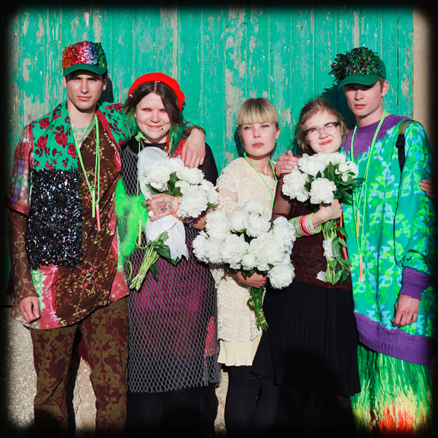 Voittajan on helppo hymyillä. Kuvassa vasemmalta malli, Tiia Sirèn, Elina Laitinen, Siiri Raasakka ja malli.