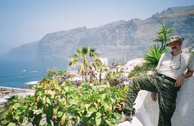 Los Gigantes, kakkosreissu. Leikkikenttä taustalla, kakara edessä. Am.